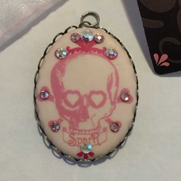 Spark design pink skull pendant - Picture 1 of 6